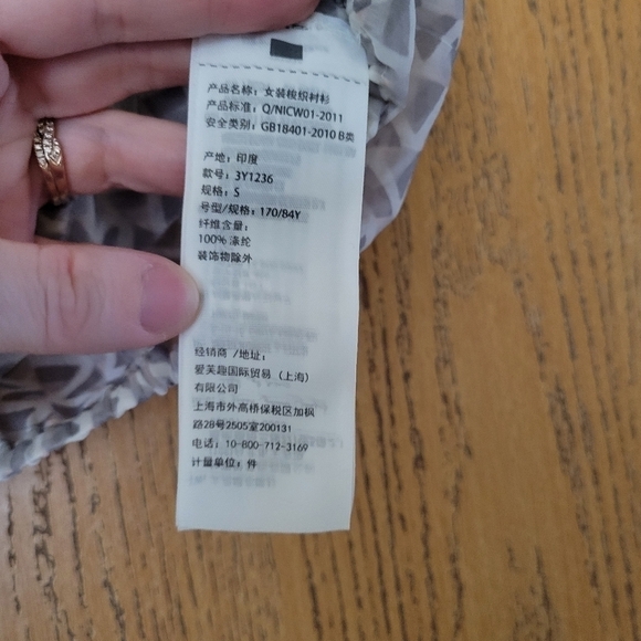 Hollister cold shoulder sheer geometric grey & cream crop top Size S NWT - Picture 5 of 8